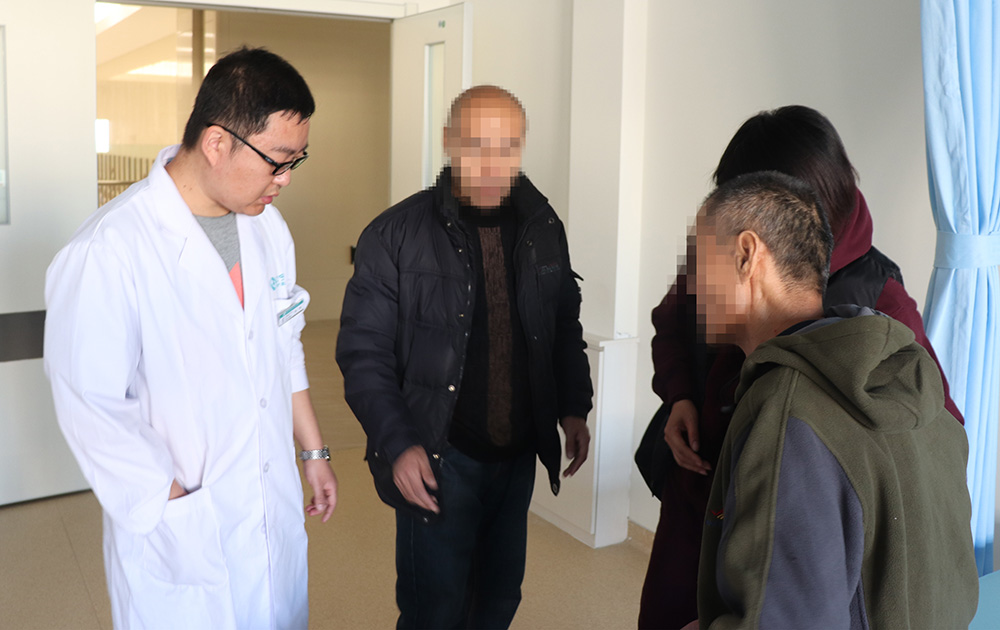 康復(fù)治療70天，偏癱患者步行出院！(圖1)