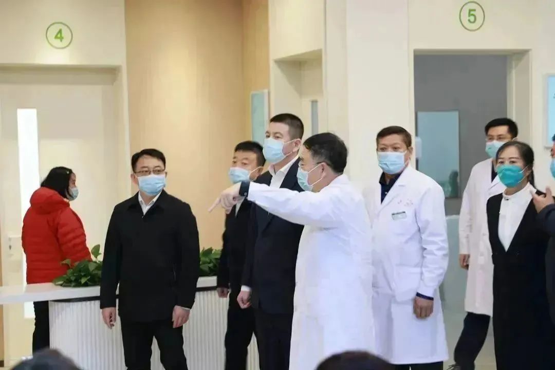 龍港區(qū)人大、區(qū)政府領(lǐng)導(dǎo)一行視察調(diào)研龍港國(guó)際醫(yī)療健康產(chǎn)業(yè)園(圖5)