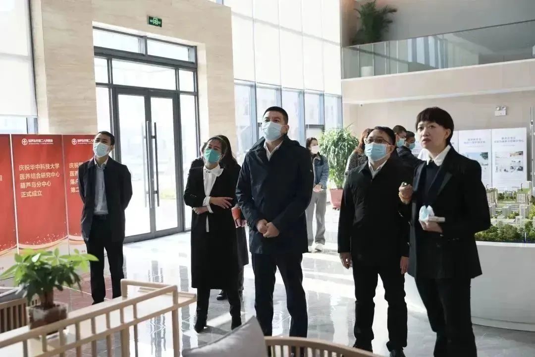 龍港區(qū)人大、區(qū)政府領(lǐng)導(dǎo)一行視察調(diào)研龍港國(guó)際醫(yī)療健康產(chǎn)業(yè)園(圖9)