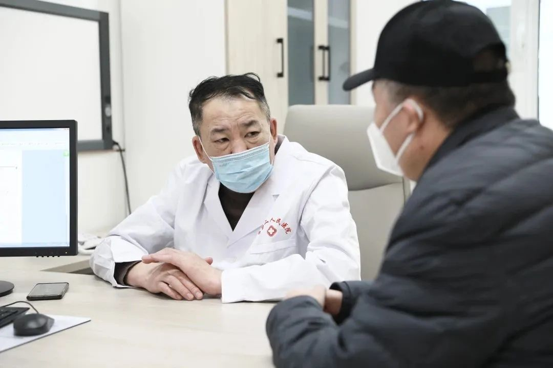 患者如潮，就診場(chǎng)面火爆！市二院著名專家診區(qū)百余位專家陸續(xù)來院出診(圖4)