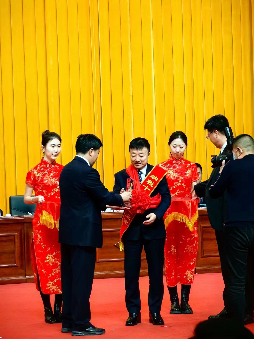 《全市民營(yíng)經(jīng)濟(jì)大會(huì)》暨2023年度民營(yíng)企業(yè)納稅十強(qiáng)表彰大會(huì)在葫蘆島市文化宮隆重召開(kāi)，董事長(zhǎng)趙立君先生代表集團(tuán)上臺(tái)領(lǐng)獎(jiǎng)(圖3)
