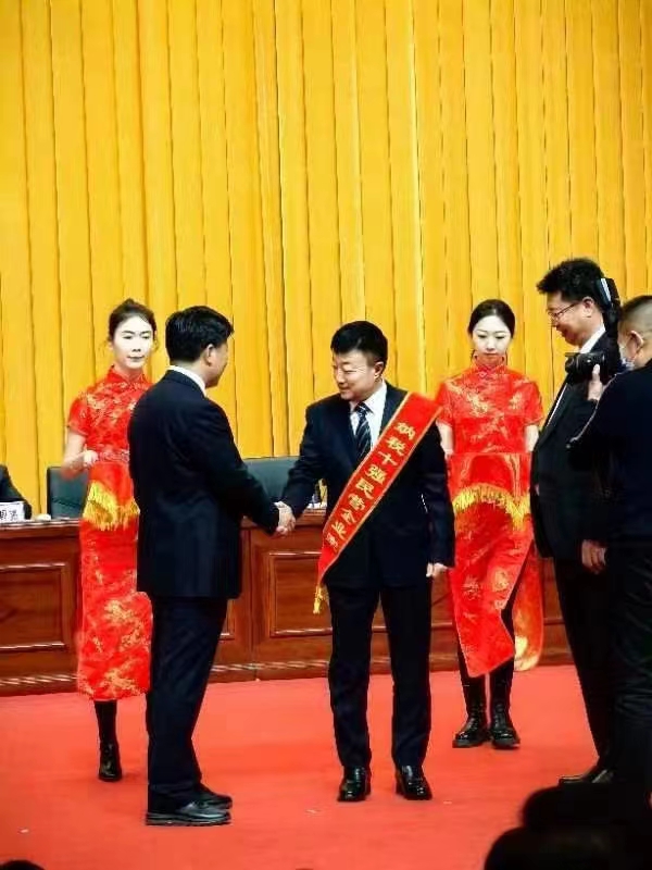 《全市民營(yíng)經(jīng)濟(jì)大會(huì)》暨2023年度民營(yíng)企業(yè)納稅十強(qiáng)表彰大會(huì)在葫蘆島市文化宮隆重召開(kāi)，董事長(zhǎng)趙立君先生代表集團(tuán)上臺(tái)領(lǐng)獎(jiǎng)(圖2)