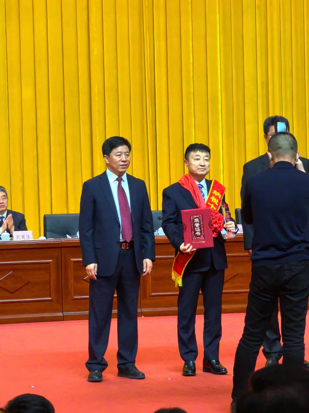 《全市民營(yíng)經(jīng)濟(jì)大會(huì)》暨2023年度民營(yíng)企業(yè)納稅十強(qiáng)表彰大會(huì)在葫蘆島市文化宮隆重召開(kāi)，董事長(zhǎng)趙立君先生代表集團(tuán)上臺(tái)領(lǐng)獎(jiǎng)(圖4)